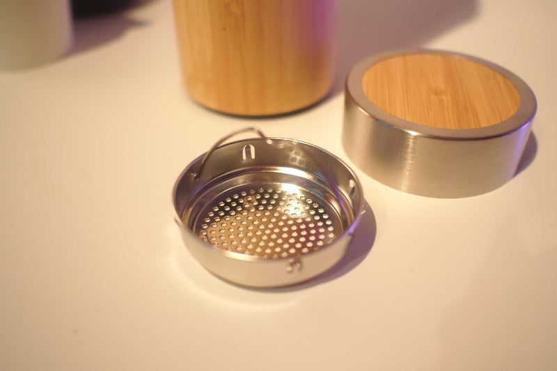 Metallic tea strainer with bamboo finish lid