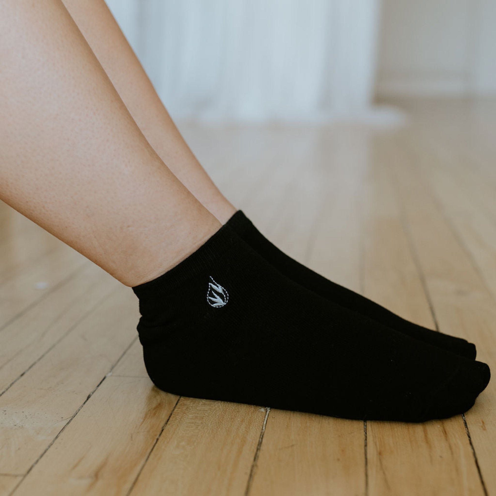 bamboo everyday ankle socks in black being worn 